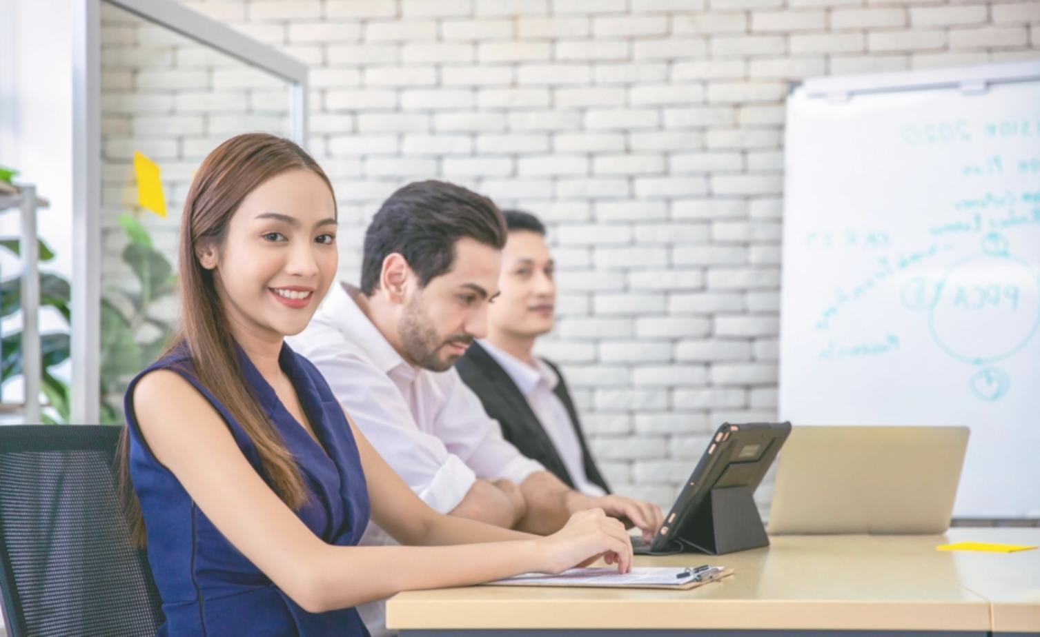 Participants en formation d'analyse financière travaillant sur des études de cas pratiques