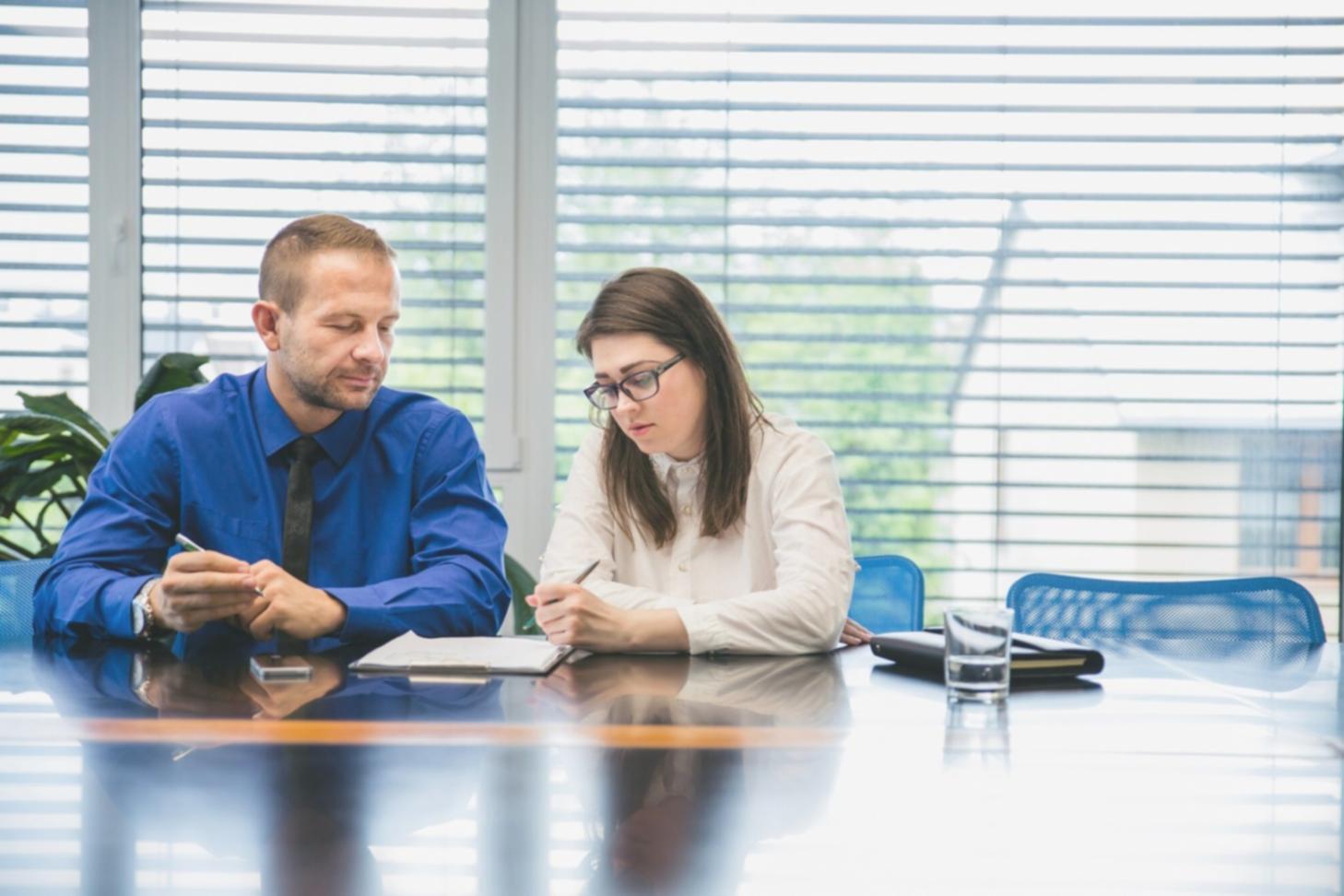 Formation en analyse financière - étudiants travaillant sur des données financières